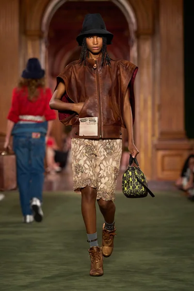 Look 3